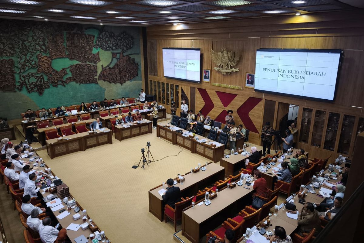 DPR Tolak Sejarah Tunggal: Revisi Buku Sejarah Indonesia? DPR Tolak Sejarah Tunggal: Revisi Buku Sejarah Indonesia?