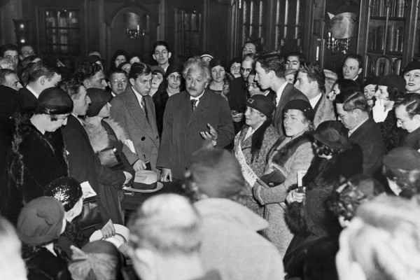 Ilmuwan Jenius: Kisah Inspiratif di Balik Prestasi Luar Biasa Ilmuwan Jenius: Kisah Inspiratif di Balik Prestasi Luar Biasa