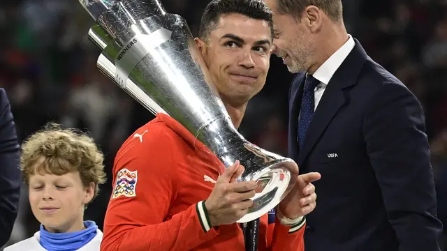 Air Mata Ronaldo: Kemenangan Portugal Lebih Spesial Daripada Trofi Lain Air Mata Ronaldo: Kemenangan Portugal Lebih Spesial Daripada Trofi Lain