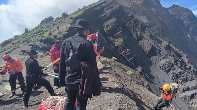 Evakuasi Dramatis Pendaki Brasil di Rinjani: Ditandu dan Diangkat