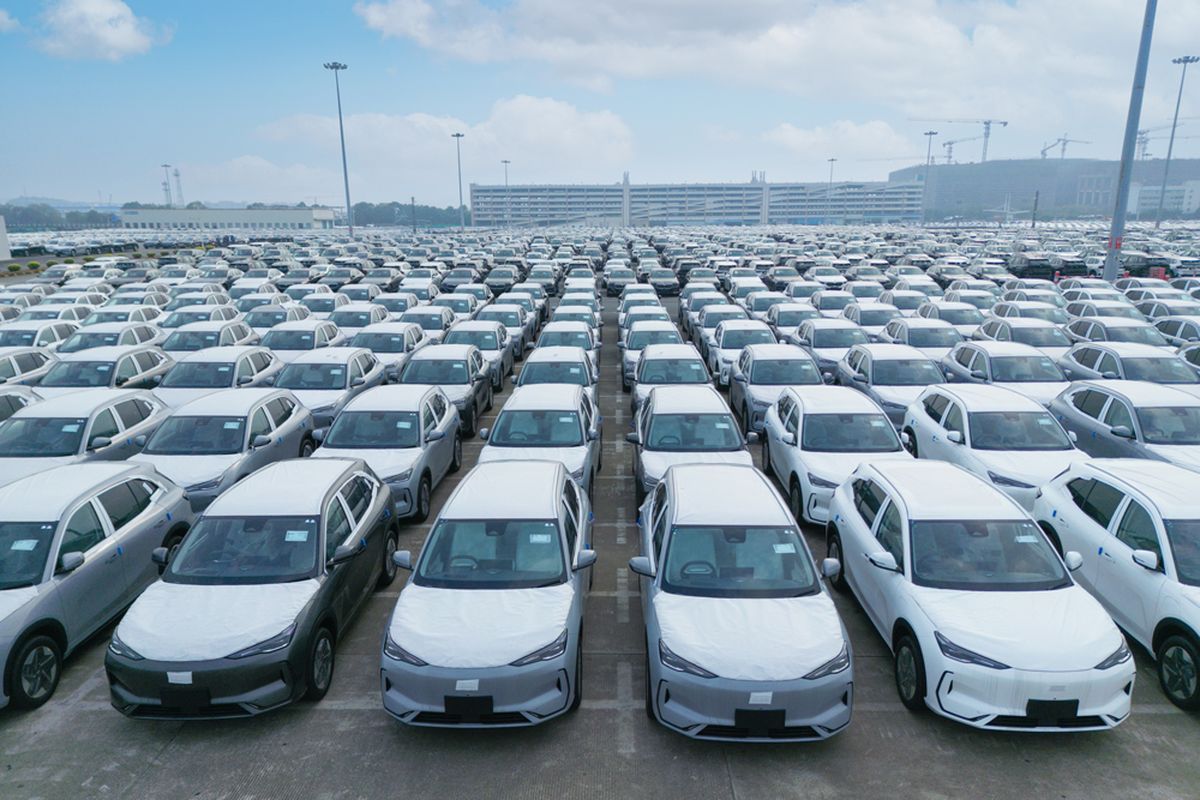 Geely Hentikan Pembangunan Pabrik: Kelebihan Produksi Global? Geely Hentikan Pembangunan Pabrik: Kelebihan Produksi Global?