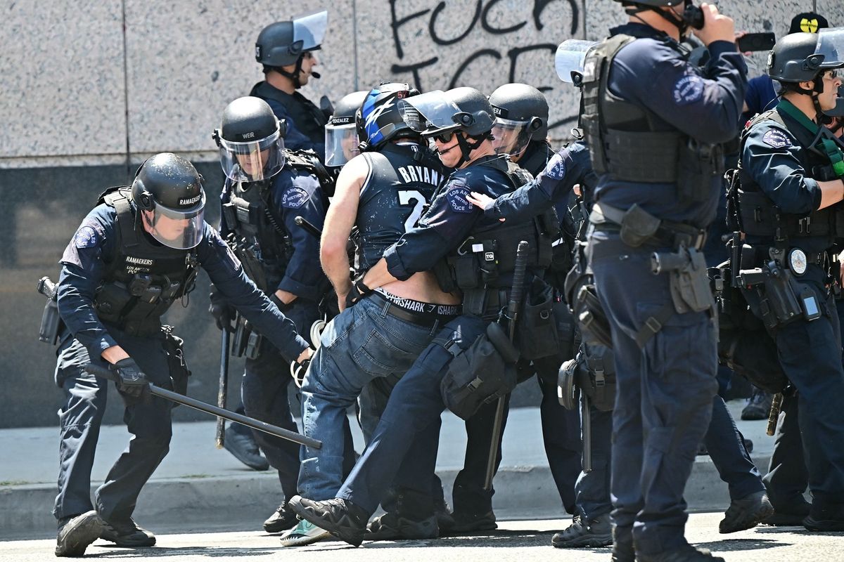 Kerusuhan Los Angeles: Mobil Terbakar, Bentrok Sengit Polisi Kerusuhan Los Angeles: Mobil Terbakar, Bentrok Sengit Polisi