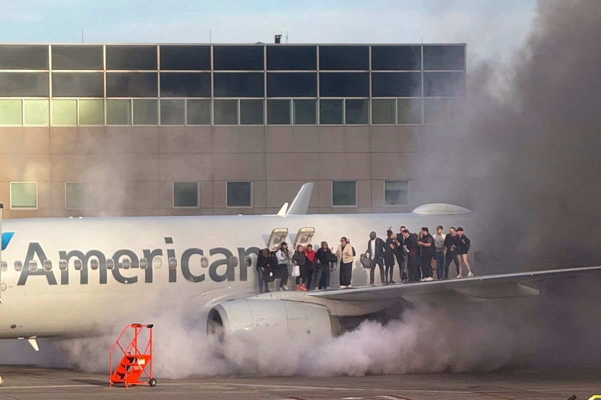Pesawat American Airlines Darurat: Mesin Keluarkan Api, Putar Balik!