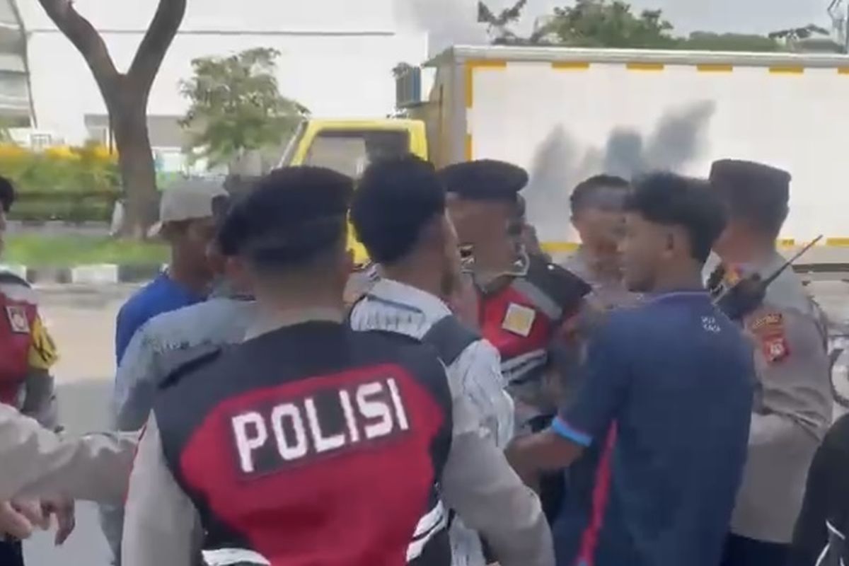 Polisi Terluka, Demo Mahasiswa Ricuh Depan Kemenpora