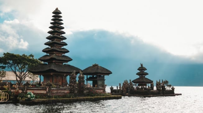 Rahasia_Terlarang_Pura_Bali_Menstruasi__Tradisi_Suci_Adat-1 Rahasia Terlarang Pura Bali: Menstruasi & Tradisi Suci Adat