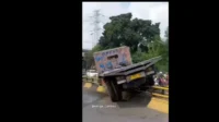 Truk Kalijodo Hilang Kendali, Hantam Pembatas Jalan!