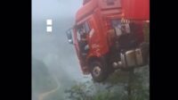 Truk Menggantung! Jembatan Ambruk di Guizhou, China