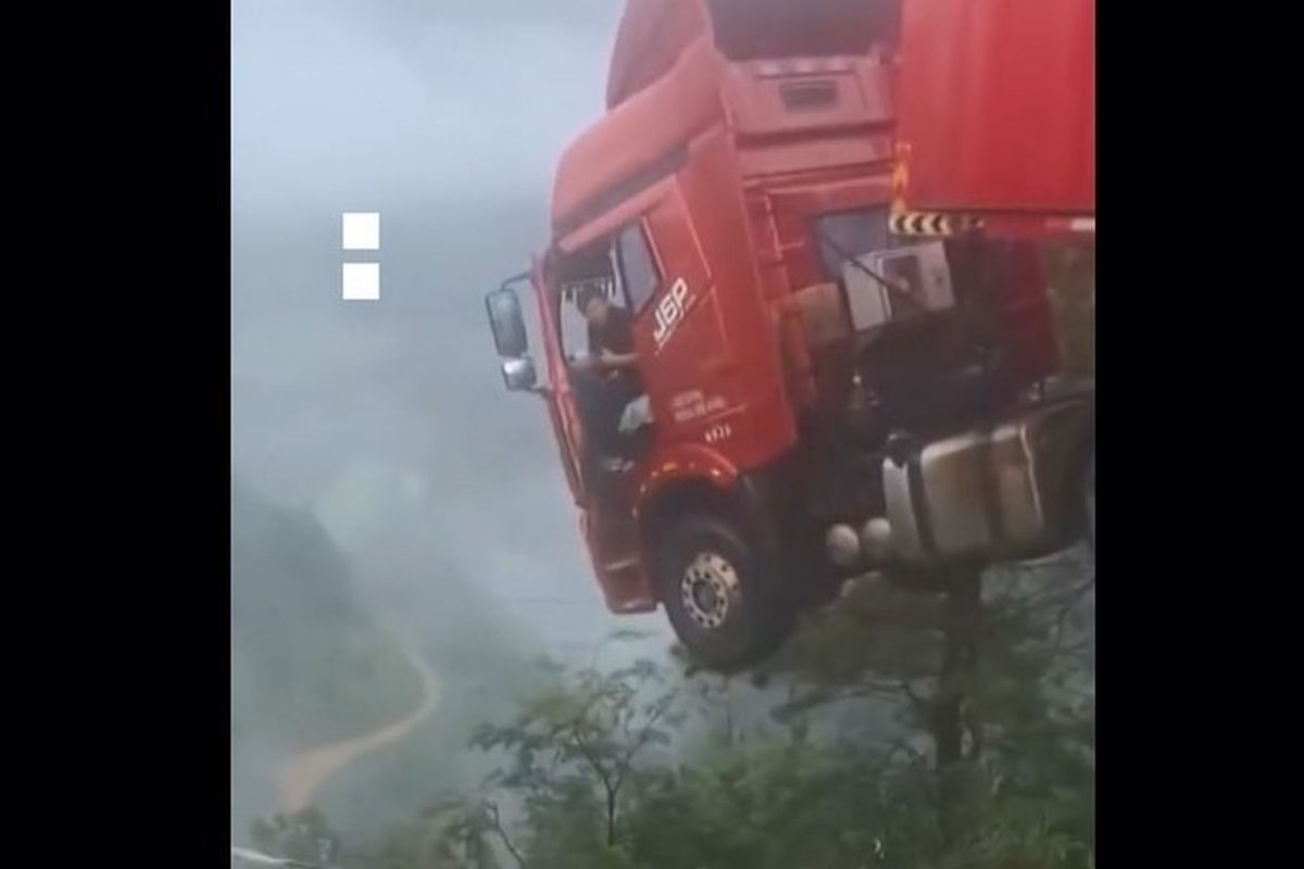 Truk Menggantung! Jembatan Ambruk di Guizhou, China
