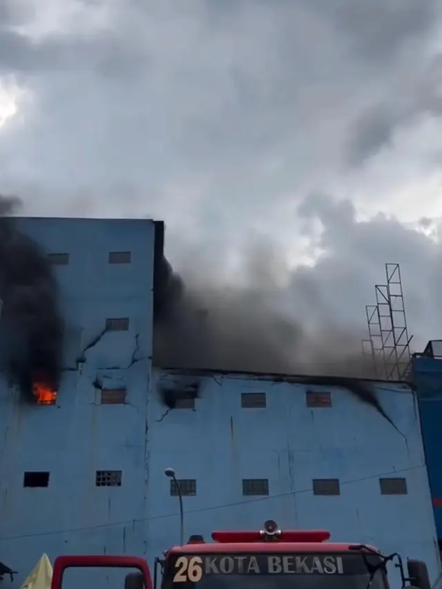 Api Mengamuk: Toko Ban Harapan Indah Bekasi Terbakar Parah
